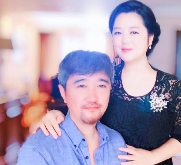 48岁演员王茜华,因患病爆肥却被丈夫宠上天,儿子女儿颜值高!