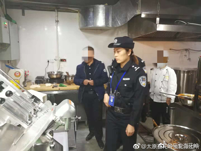 巨轮派出所社区民警带领辅警在辖区饭店开展消