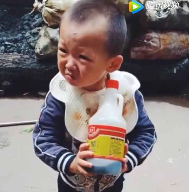 宝宝捧着醋瓶子喝了一口,接下来宝宝的表情,让