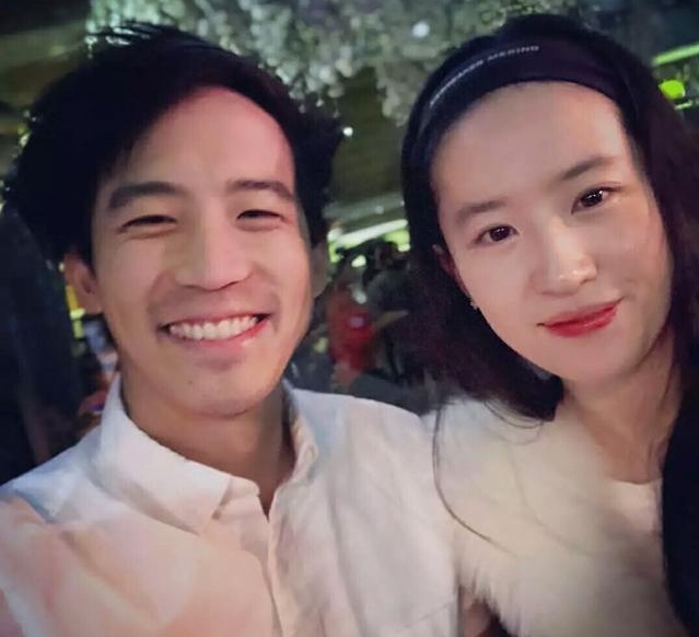 刘亦菲31岁生日宴59岁妈妈现身,保养得体,网友:妈妈比女儿还美