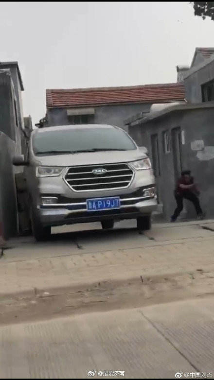 济南交警踹人事件 通报:辅警态度恶劣行为粗暴