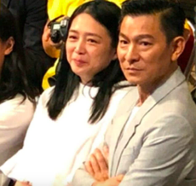 刘向蕙跟着妈妈外出逛街,朱丽倩牵着女儿显憔悴,网友:心疼不起