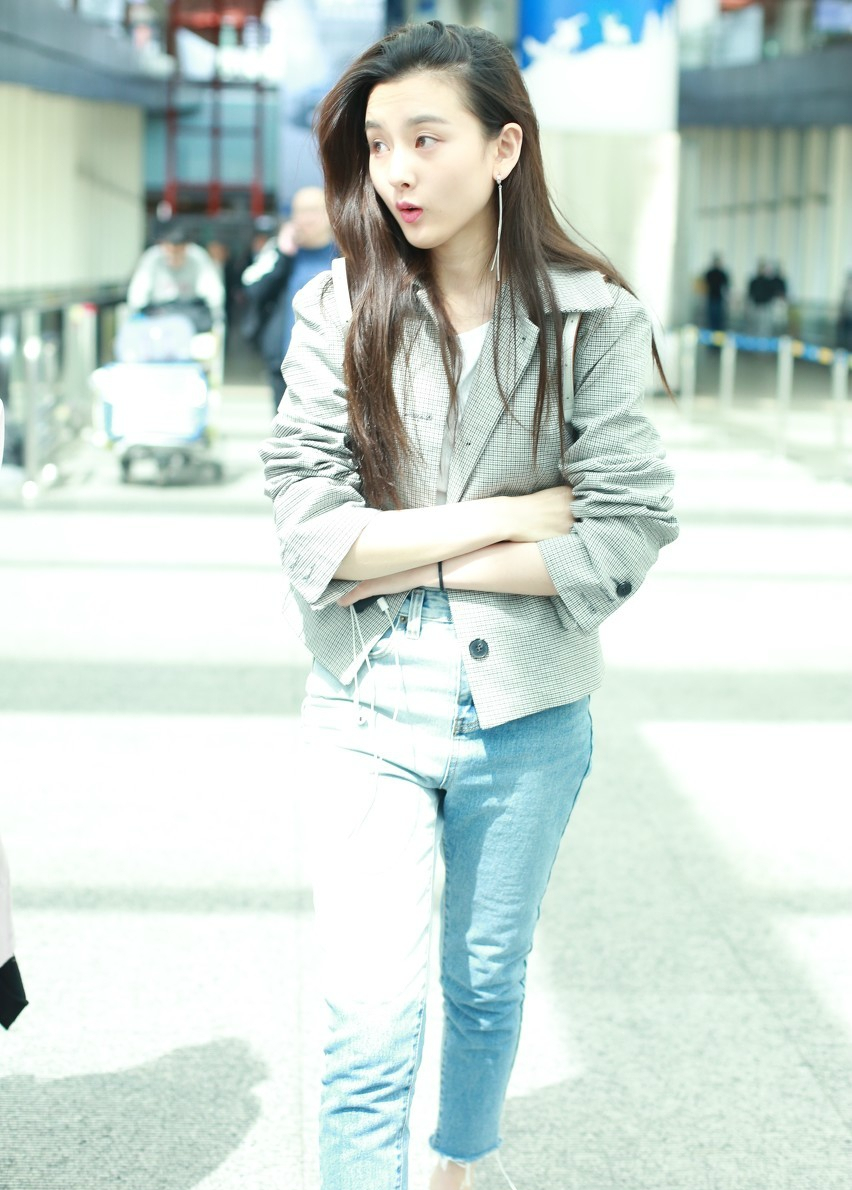 宋祖儿现身机场,网友,想学她撩头发,前提是你要有一头