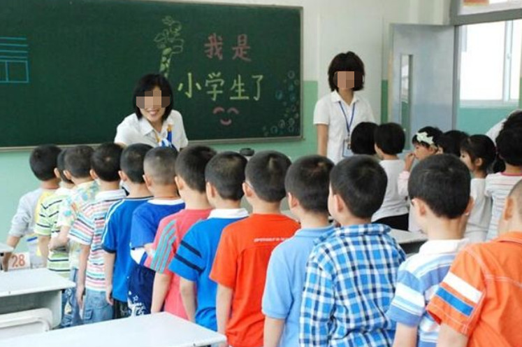 小学老师按成绩排座位,家长表示不服,老师:谁让