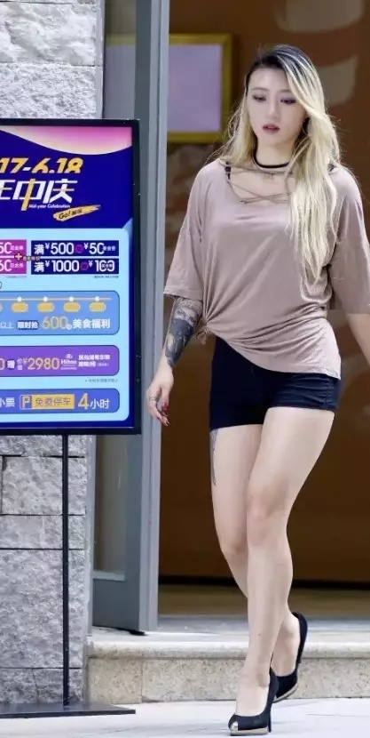 街拍:身材性感高挑丰满美女,一头黄色长发把皮肤衬托