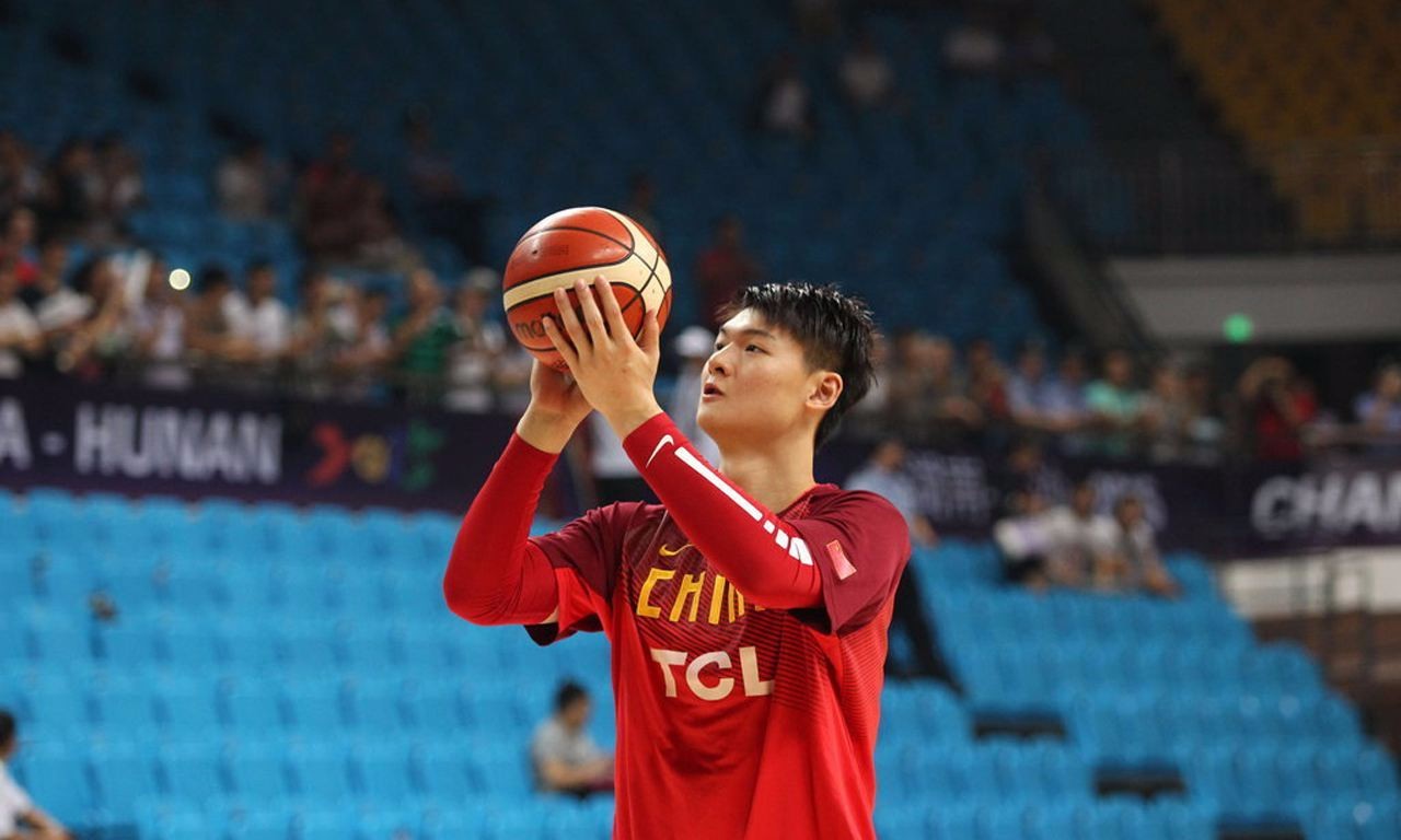 为什么呢中国人登陆NBA就那么难?你看看这几件事就明白了!