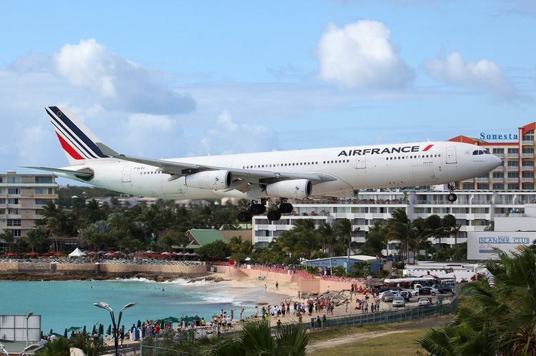 全球最危险飞机场:飞机贴着游客头顶飞!被称为