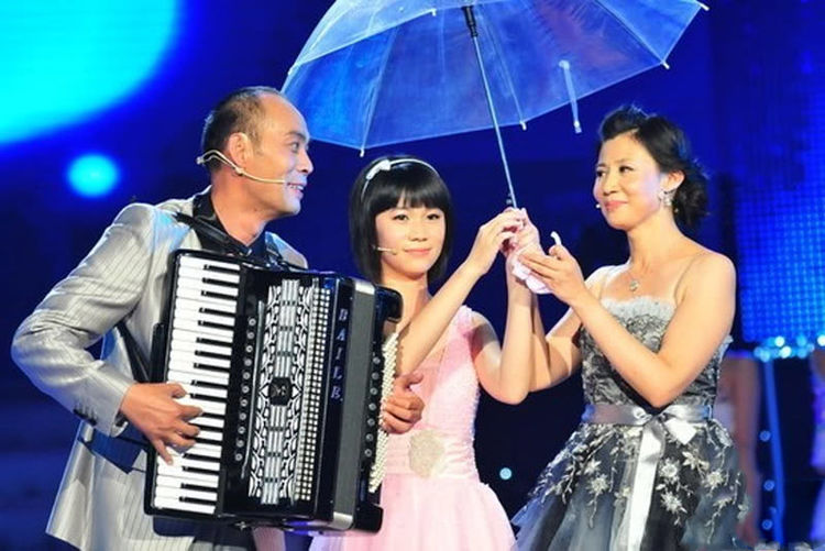 最没出息星二代,爸妈力捧却依旧不火,如今已