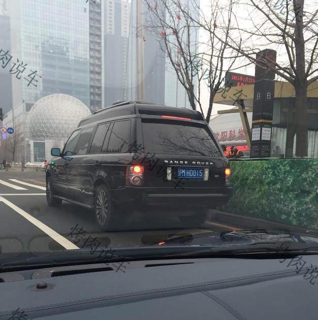 连号路虎揽胜停路边半小时, 车主回来取车一看, 差点被气晕!