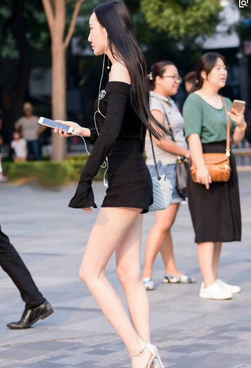 街拍,紧身超短裙的妹子身材就是好,前凸后翘堪称完美