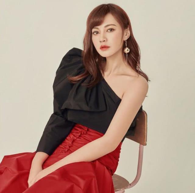 38岁杨雪一家近照，老公隐藏了整整9年，女儿长得比妈妈还漂亮