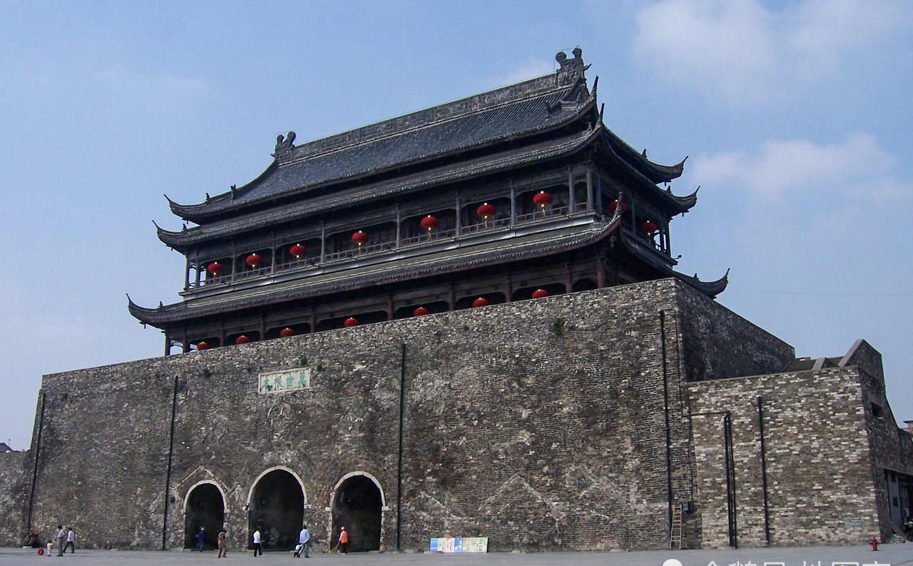 江苏常州古淹城,城墙最高达20米,城墙墙基宽25-30米,堪称铜墙铁壁.