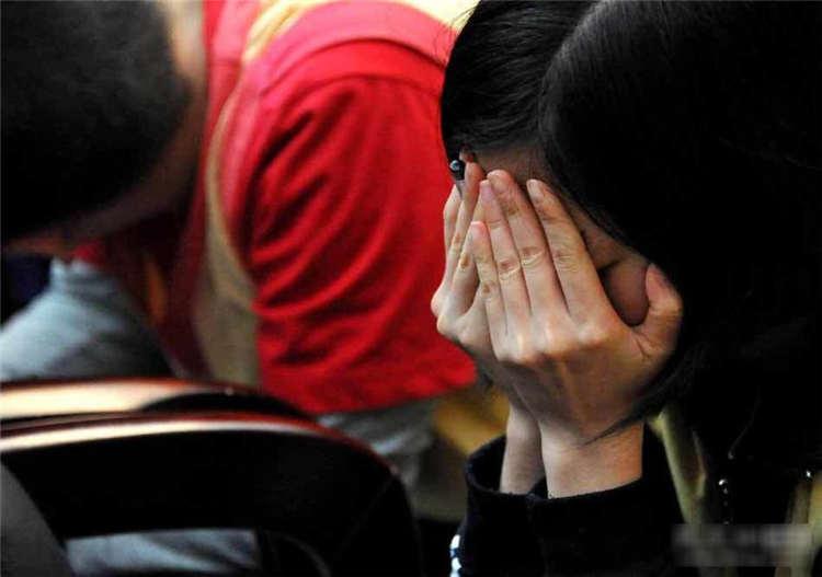 13岁男孩不肯分床睡, 在枕底找出的东西, 单亲