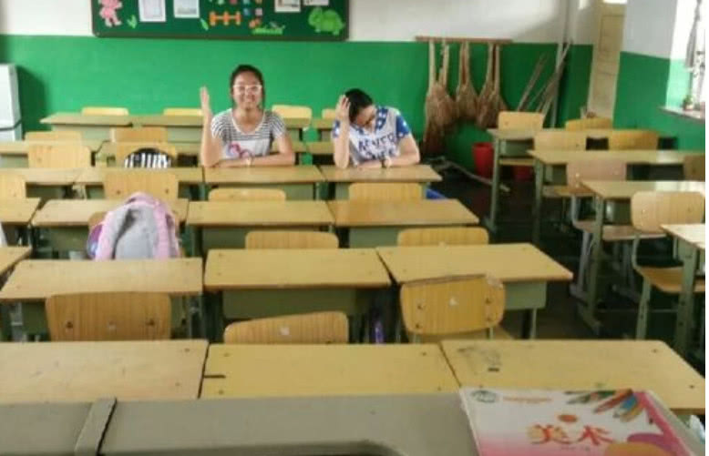 小学老师按成绩排座位,家长表示不服,老师:谁让