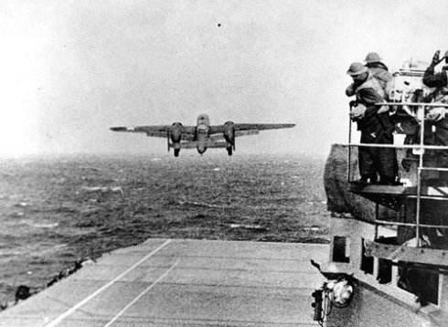 美军轰炸东京,受到日本百姓欢迎,比偷袭珍珠港