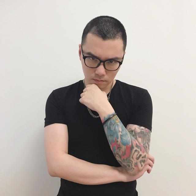 LOL苦笑首播爆转平台原因:纹身有只老虎,不来