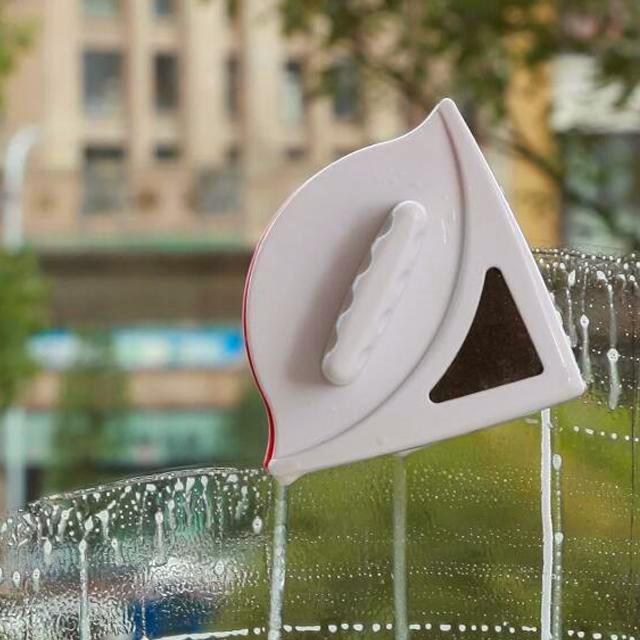 清水擦玻璃相当于没擦!教你水中加一物,玻璃干