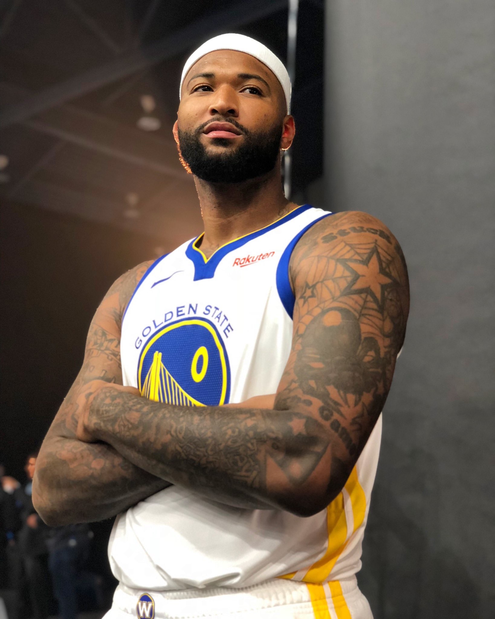 卫冕冠军勇士队来袭考辛斯脚穿kobe.