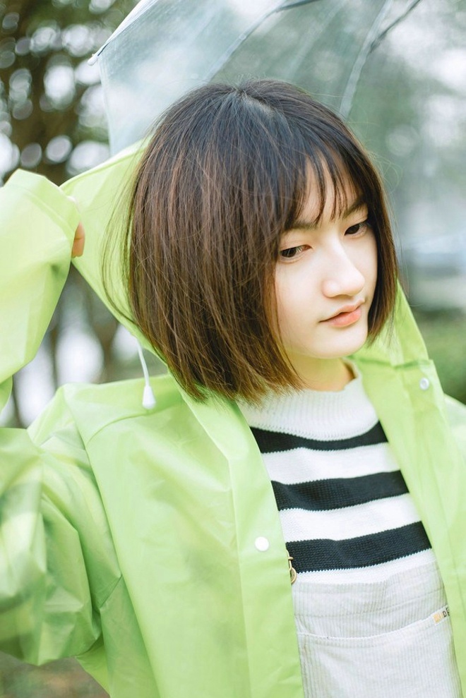 清纯雨天短发美女清新可爱俏皮甜美户外写真集  @微相册 @微博摄影