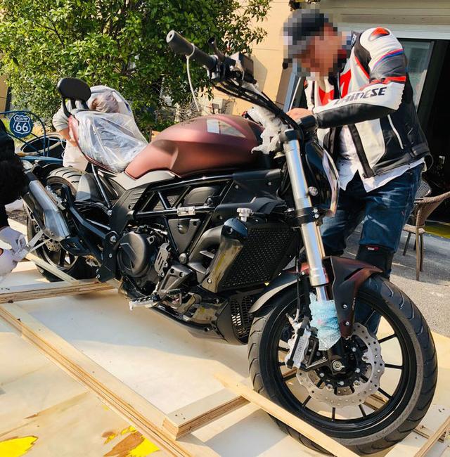 “国产大魔鬼”，贝纳利502C全国首开箱，帅得一塌糊涂，3.98万