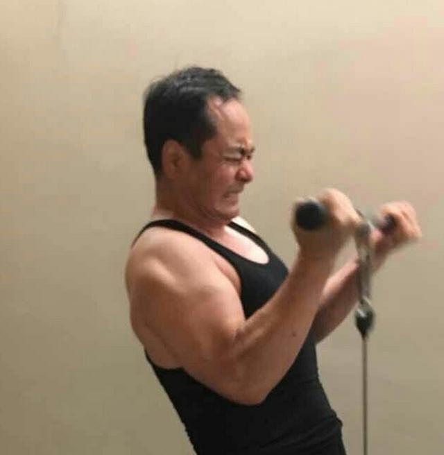杨幂爸爸微博爆健身照, 59岁身体超壮肌肉明显