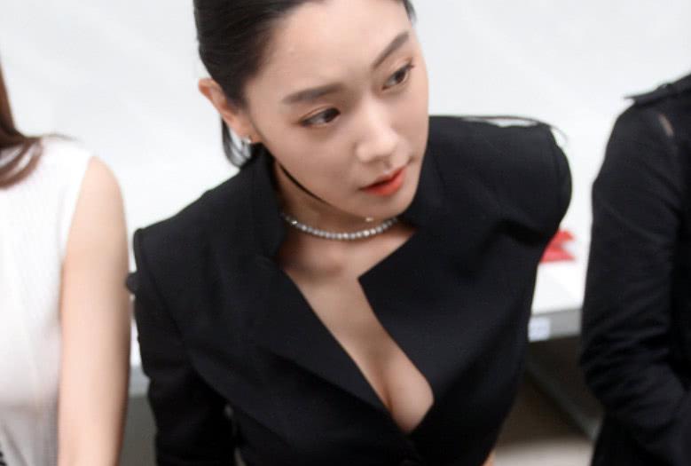 李成敏真敢穿!领口的设计暴露了尴尬位置,网友