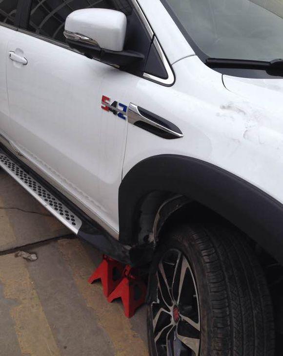 动力太大也是错, 比亚迪开上路肩, 车主是该哭还是该笑