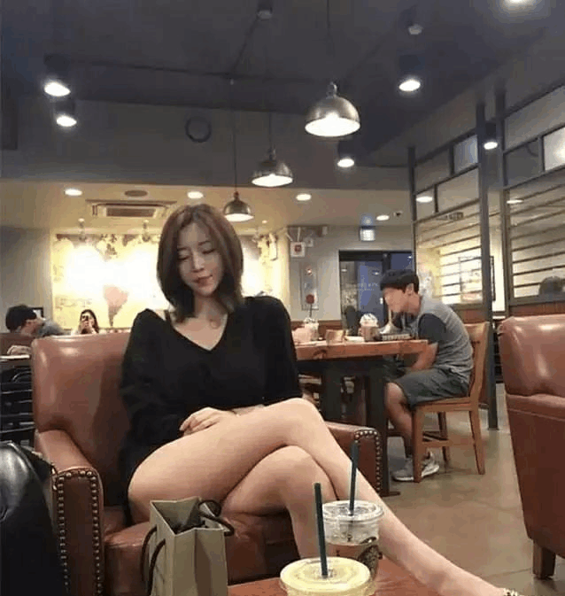 妹子, 公交车上千万别实打实的睡觉, 你看姿势都暴露了