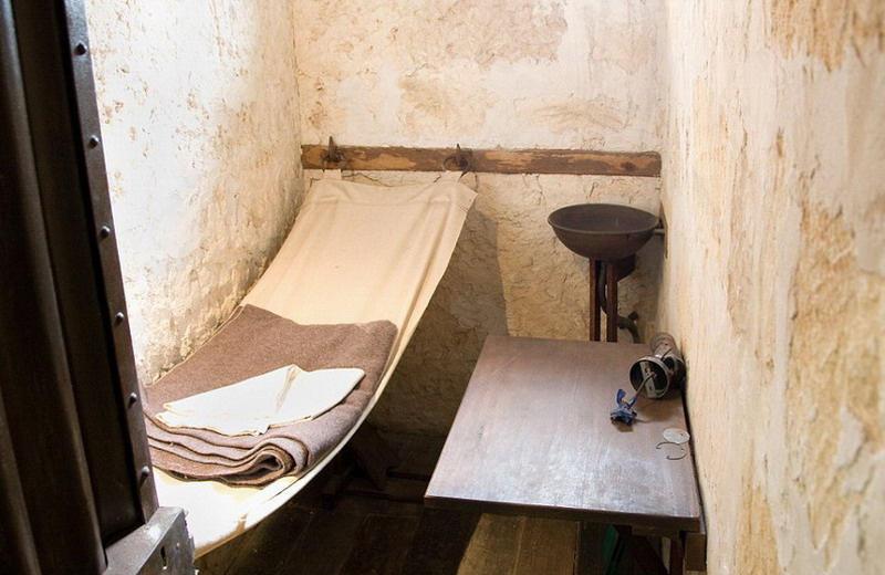 曾经的牢房十分狭窄,连床都没有,只能睡在一张薄布上,连走动的地方都
