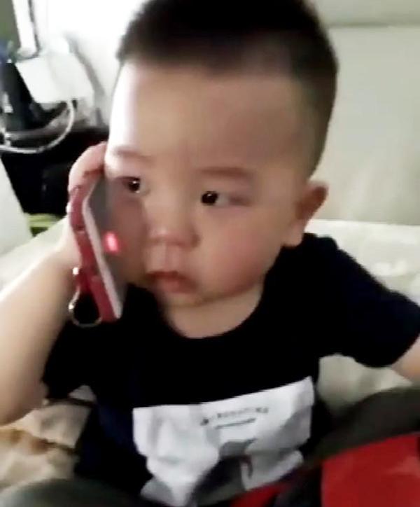 孩子不听话爸爸打屁股,爸爸去抽烟的功夫,回来