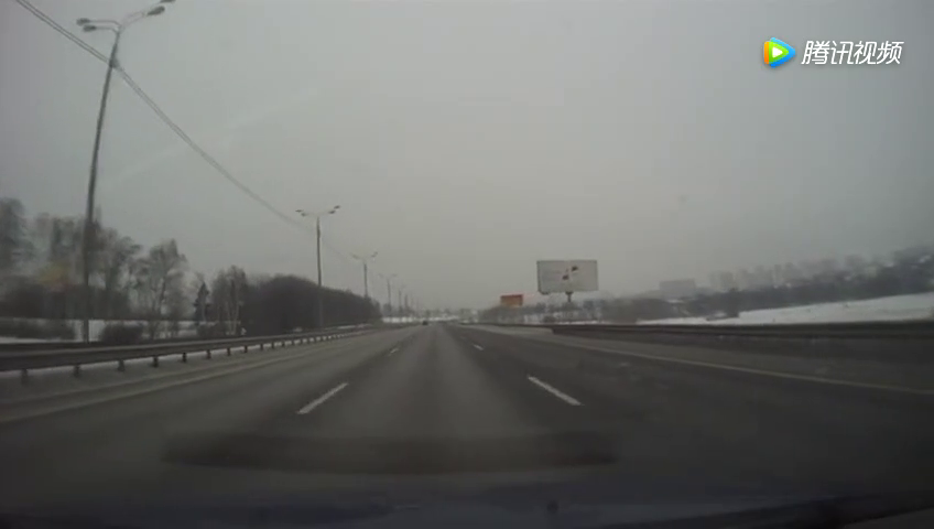 想什么呢？SUV变道犹豫不定致三车惨撞！