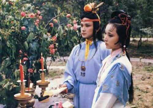 贾宝玉出家为僧,曹公在书中早有暗示,二处暗笔说明一切