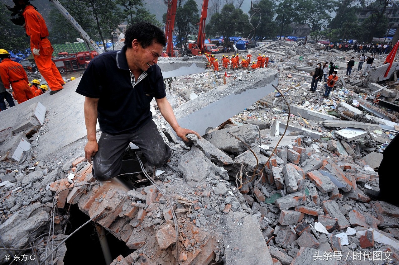 泪奔!汶川地震的10个感人瞬间，母亲蹲在孩子遗体前一言不发