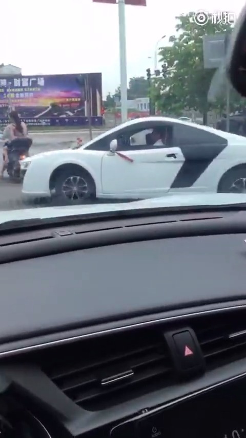 超级跑车 在大街上看到了横穿马路的R8，跑车车主都这么猖狂吗，都敢横穿马...