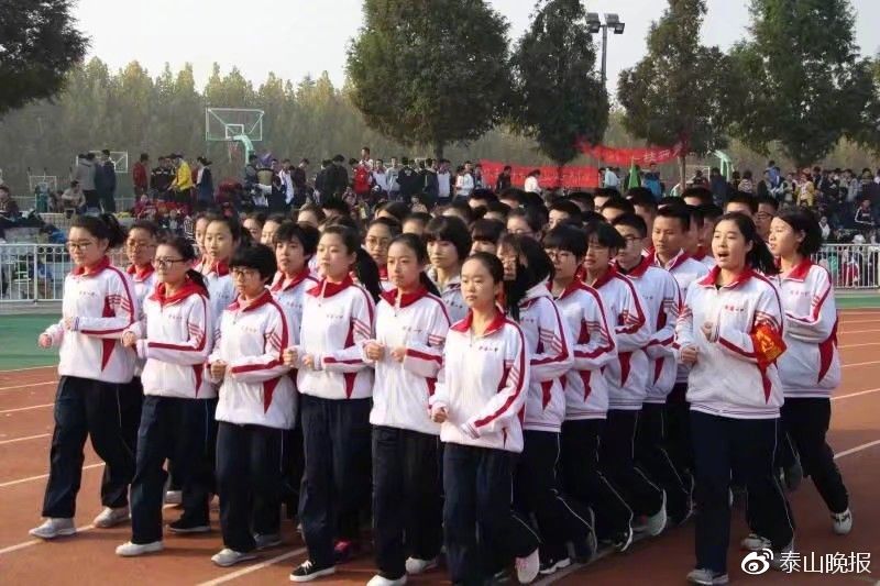 新泰一中这个班，全班62个人本科上线一个都没落！
