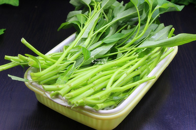 这菜夏天吃叶,立秋吃梗,一块钱一把,加它炒一炒,出奇
