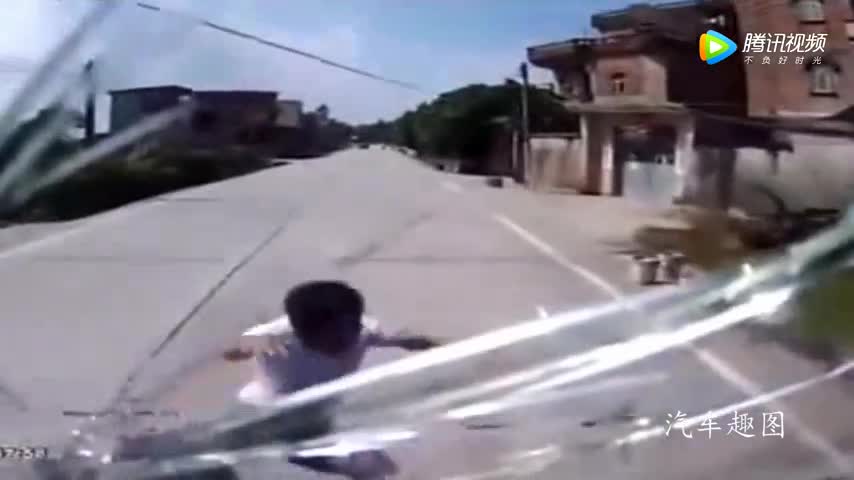 大货车司机按破了喇叭提醒逆行电动车，他却像睡着了一样撞过来！