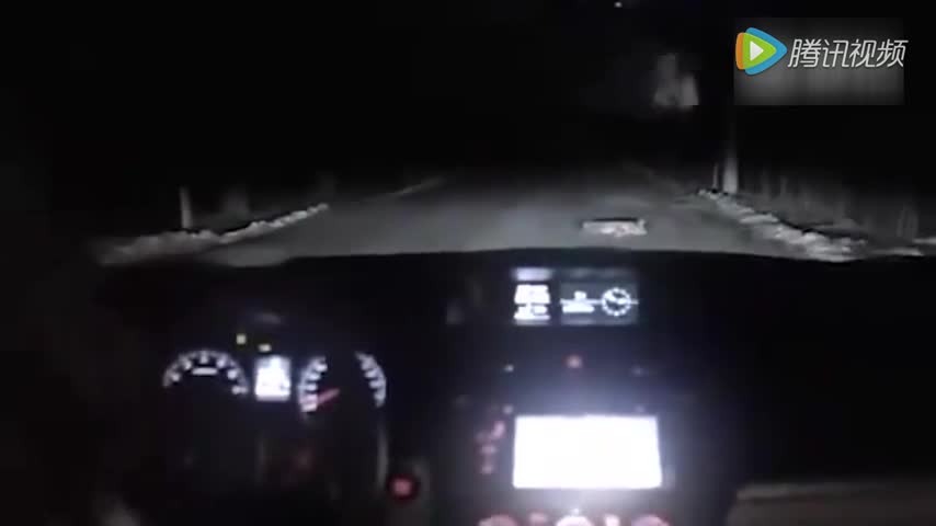 女司机深夜遭遇碰瓷，车被截走，这抢劫犯太搞笑了