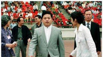 当年他第一个敢承包飞机, 现在开的车五花八门