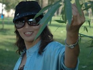 妻子夜班回家，丈夫驾车去公司接她，无意瞥见车后座，她偷摸报警
