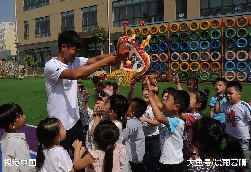 28岁的农村小学男教师决定不干了, 感叹: 再干