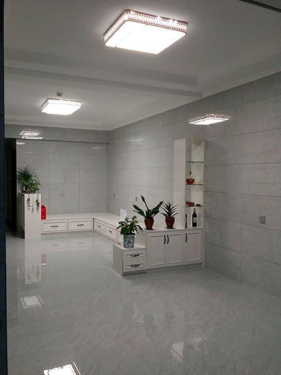 瓷砖上墙,颜色还是银白的,这效果跟澡堂子似的!