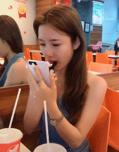 搞笑gif趣图:小鱼儿你这样挑衅,就不怕猫咪对你下手吗?