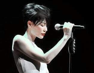 天后王菲开百万日本度假, 女儿骑自行车上学, 前夫骑电瓶车!