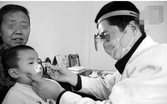 3岁男童眼睛发红流眼泪,医生强撑眼睑检查后,