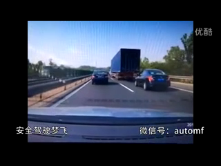 交通安全警示录：黑色轿车瞬间被大货车挤成渣
