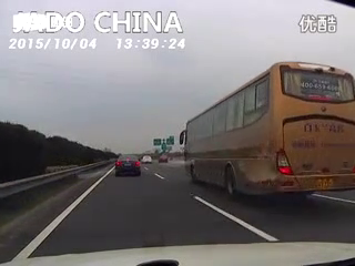 交通安全警示录：高速上停车引发车祸