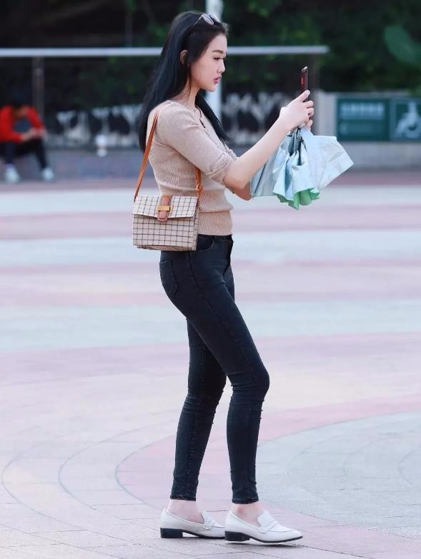 街拍时尚穿搭:小姐姐不好好上班,在街头自拍秀