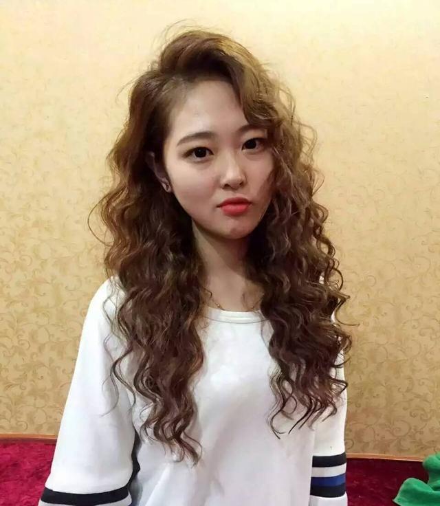 黑发的大卷造型烫也很美 看了这么多有没有想烫头发的冲动,到了现在