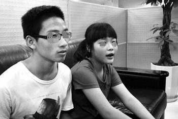 父母闹离婚,儿子和女儿百般阻挠,父亲脱掉布鞋